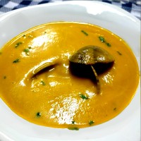 Sopa marinera cremosa con almejas